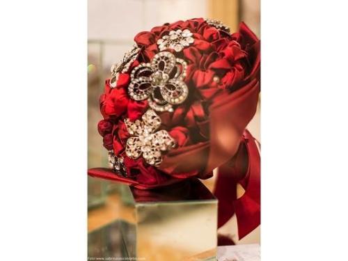 Buquê vermelho com broches
foto: sabrina vasconcelos