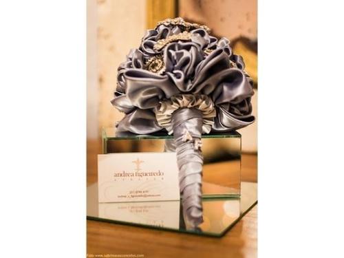 Buquê em azul com broches, pérolas e cristais cubic foto: sabrina vasconcelos