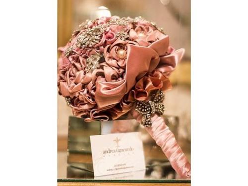 Buquê rosa com broches foto: sabrina vasconcelos