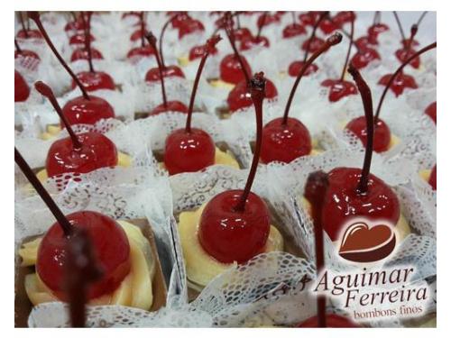 Taça de chocolate com cereja