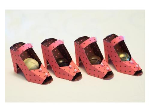 Lembrancinhas de chá de lingerie: sapatinhos com bombons gourmet de gianduia e praliné