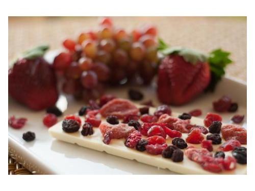 Barra personalizada chococrie: chocolate belga branco com morango, cranberry, cereja e uva passa. já imaginou?