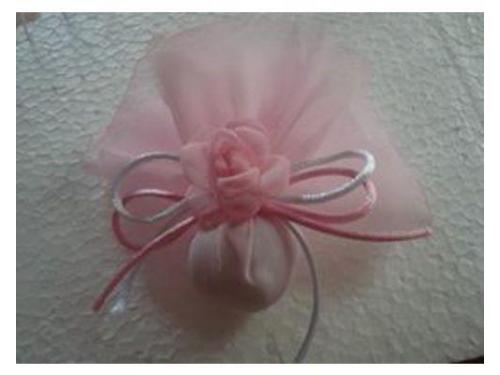 Sachê de cetim e voil com mini-camélia