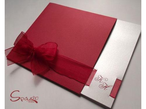 Atende cuidadosamente e com soluções criativas e personalizadas as solicitações do cliente