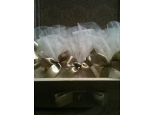 Caixa com saquinhos surpresa de tule