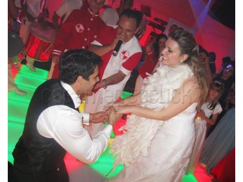 Samba de enredo baseado na história dos noivos