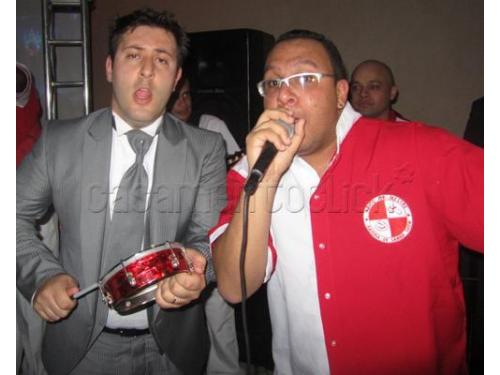 Festa de casamento com músicas de samba