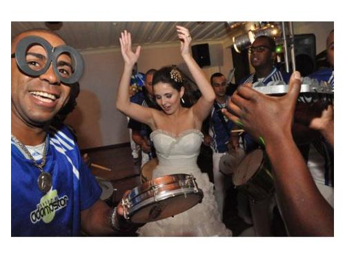 Samba enredo baseado na história dos noivos