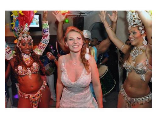 Festa de casamento em ritmo de samba