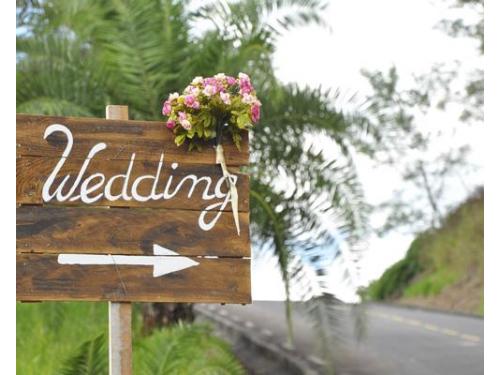 Placa wedding indicando o local do casamento