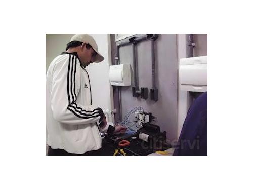 Alunos nas aulas práticas - Curso de Elétrica