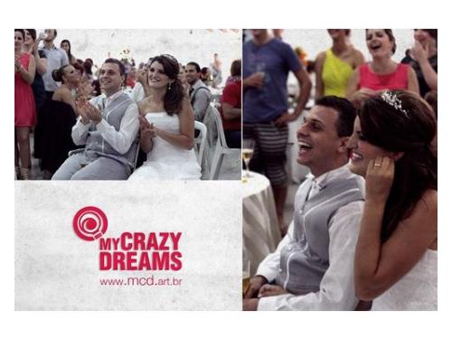 Juliana e tiago assistindo a retrospectiva na sua festa.