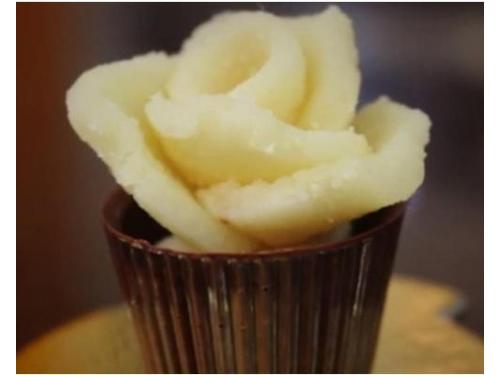 Cestinho de chocolate belga e marzipã.