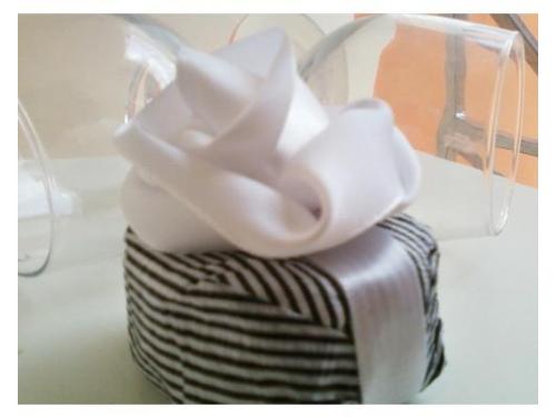 Lindo bem casado listrado e decorado com rosa de cetim.