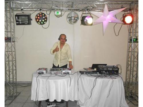 Dj elson com equipamentos profissionais.