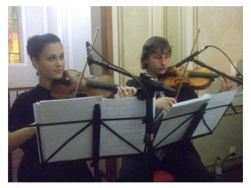 Violinos i e ii do quarteto de cordas. casamento na igreja nossa senhora da piedade, em novo hamburgo.