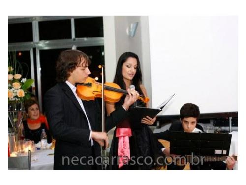 Violino, violão e voz. homenagem aos noivos no espaço tradicional eventos, em novo hamburgo.