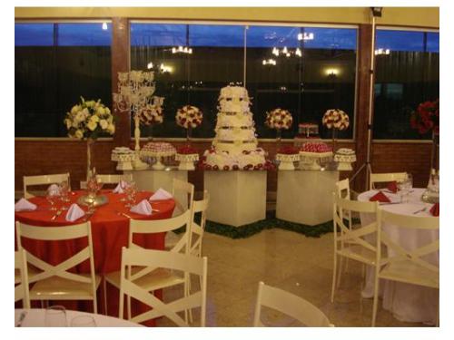 Mesa de bolo e doces de casamento