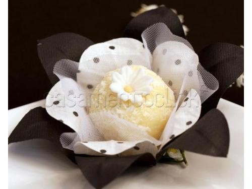 Base preta, centro branco com poá preto